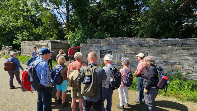 Wandelaars Le Roy-route in Le Roy-tuin Heerenveen