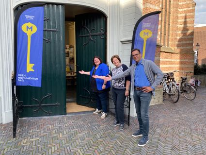 Open Monumentendag in Woerden, Groene Hart, bezoekers worden welkom geheten bij de open entree van een historisch monument met vlaggen van de VriendenLoterij.