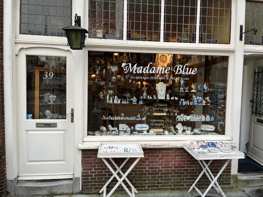 De winkel van Madame Blue gelegen in het centrum van Delft