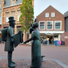 Standbeeld genaamd ‘Lapkepoep en Friese boerin’ op de Wijde Burgstraat in Sneek is een geschenk van C&A. Duitse textielverkopers Clemens en August Brenninkmeijer (stichters van C&A) openden daar in 1841 hun allereerste winkel.