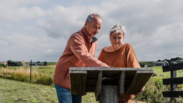 Twee mensen die bij een informatiebord staan over Etersheim