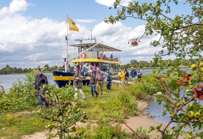 Passagiers verlaten de Blauwe Bever  voor een excursie wandeltocht