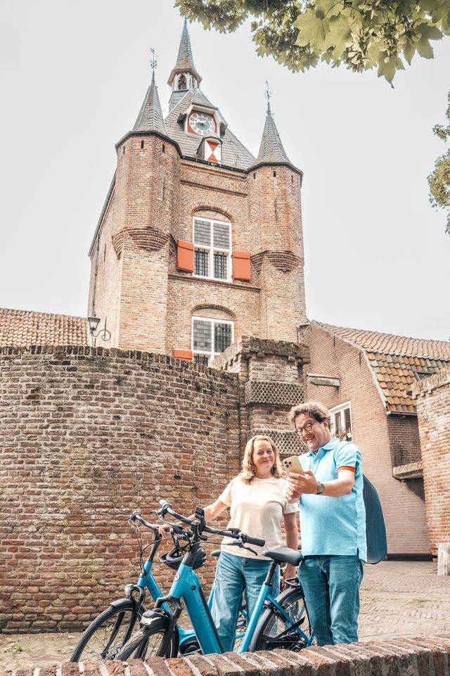 Fietsers bij Lekpoort Vianen