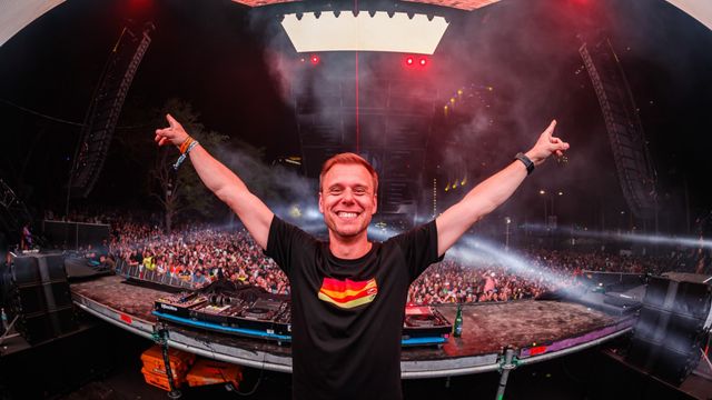 DJ Armin van Buuren in zijn DJ-booth