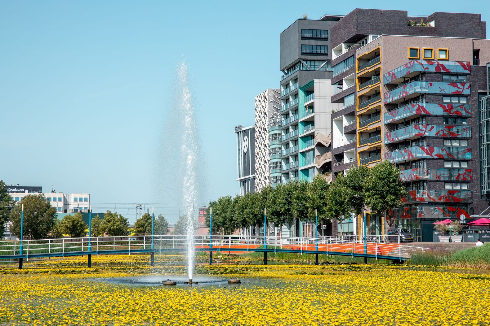 Gebouwen langs water.
