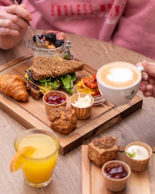 Mensen die eten en drinken bij Barista Cafe