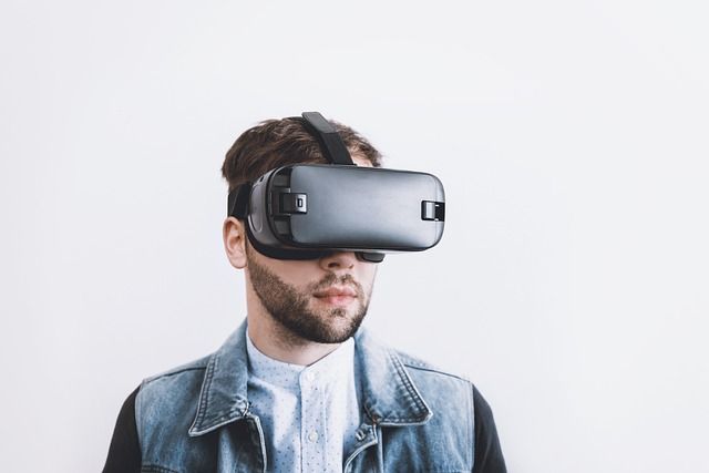 Man met virtual reality bril