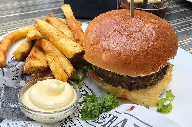Burger met friet bij Brasserie 1718