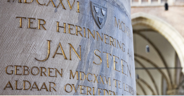 Gedenksteen van Jan Steen in de Pieterskerk Leiden, naast de grafzerk waar hij begraven is in 1679.
