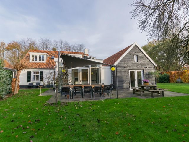 De tuin van vakantiewoning het Hemels Helleke