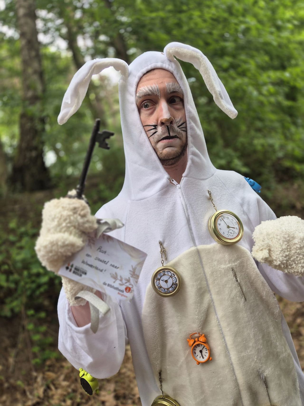 Man in konijnenpak Alice! bij Openluchttheater Hoessenbosch