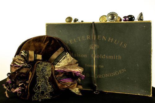 Foto merklap uit collectie felicia van Deth en foto Chapeau fotograaf Caroline Penris