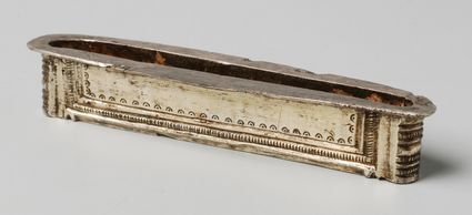 Zilveren beslagstuk van een zwaardschede uit de laat-Romeinse tijd, met daarop letters in Germaans runenschrift, gevonden in Bergakker.