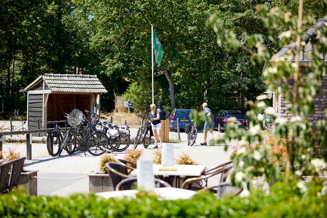 Entree Hollandershoeve, opladen elektrische fiets