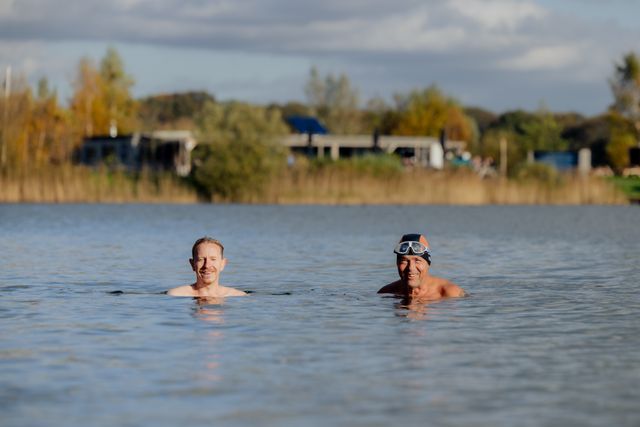 twee mannen aan het zwemmen