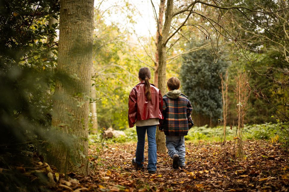 Twee kinderen die aan het wandelen zijn door het Bomenmuseum in de Beemster