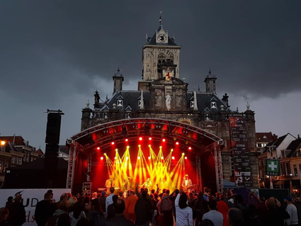 Het Jazz Festival in avond gelegen in Delft met zicht op het stadhuis