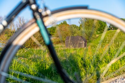 Foto van bunker zichtbaar door fietswiel