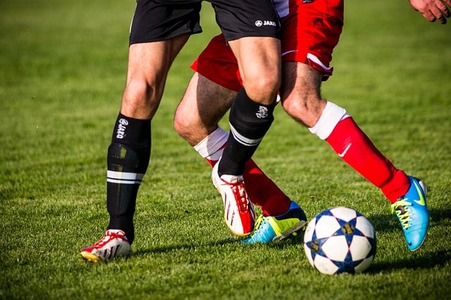 Voetballen - voetbalspelers met voetbal