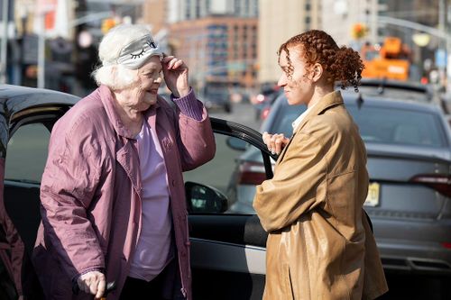 Oude en jonge vrouw bij een auto