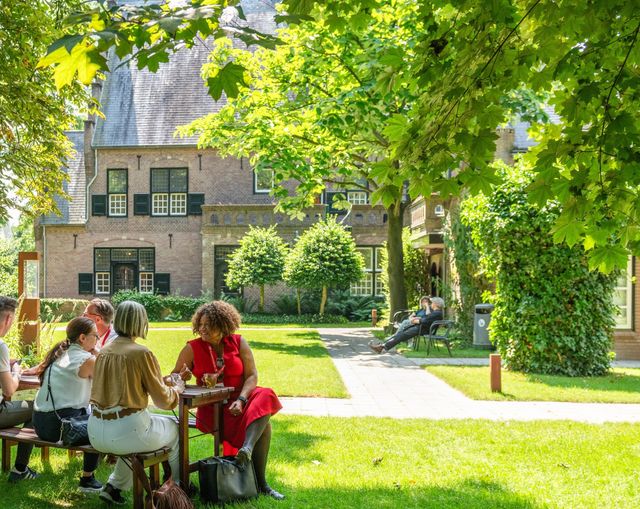Open tuindagen in de zomer -  Gezellig een drankje doen in de museumtuin