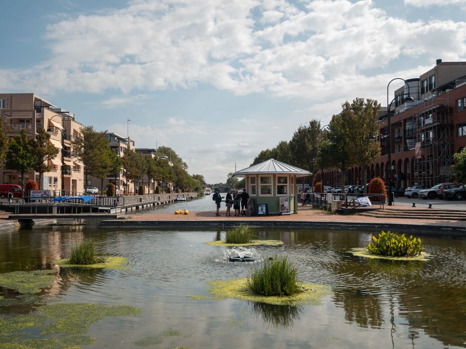 Bezoekers bij VVV Katwijk in de Zwaaikom.