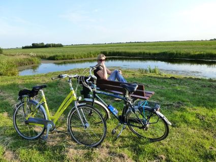 Even uitrusten op een bankje in de polder