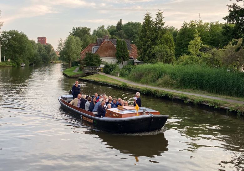 Praamboot vaart over de Dokkumer Ee