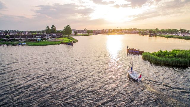 Wonen aan het water waarin ruimte is om te zeilen in Zeewolde, Flevoland