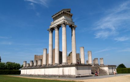 Deelreconstructie van de Hafentempel in het APX in Xanten.