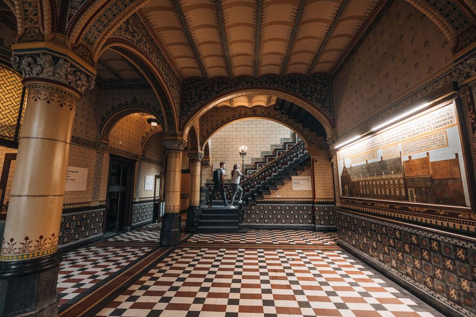 Zwei Menschen gehen eine Treppe im Drents Museum hinauf.