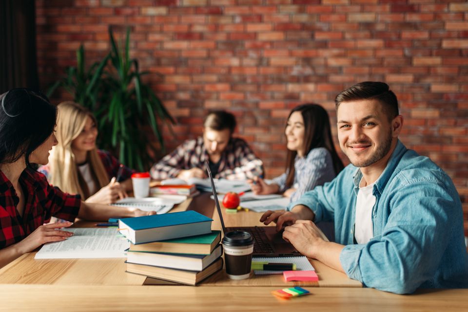 Vijf studenten aan een tafel