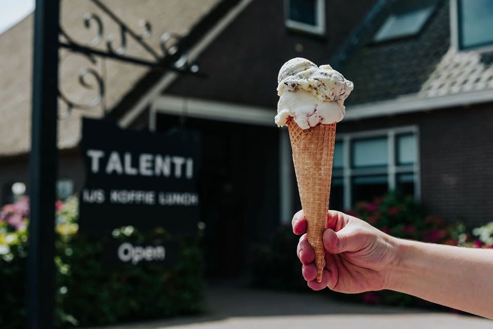 Ein Eis vor der Tafel von Talenti