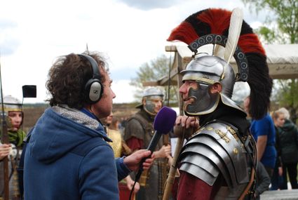 Romeins reenactor wordt geinterviewd