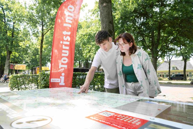 Jong stel bij Tourist Info punt in Dwingeloo.