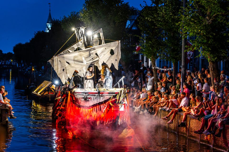 Gondelvaart in de Luts tijdens de feestweek in Balk met meerdere versierde gondels.