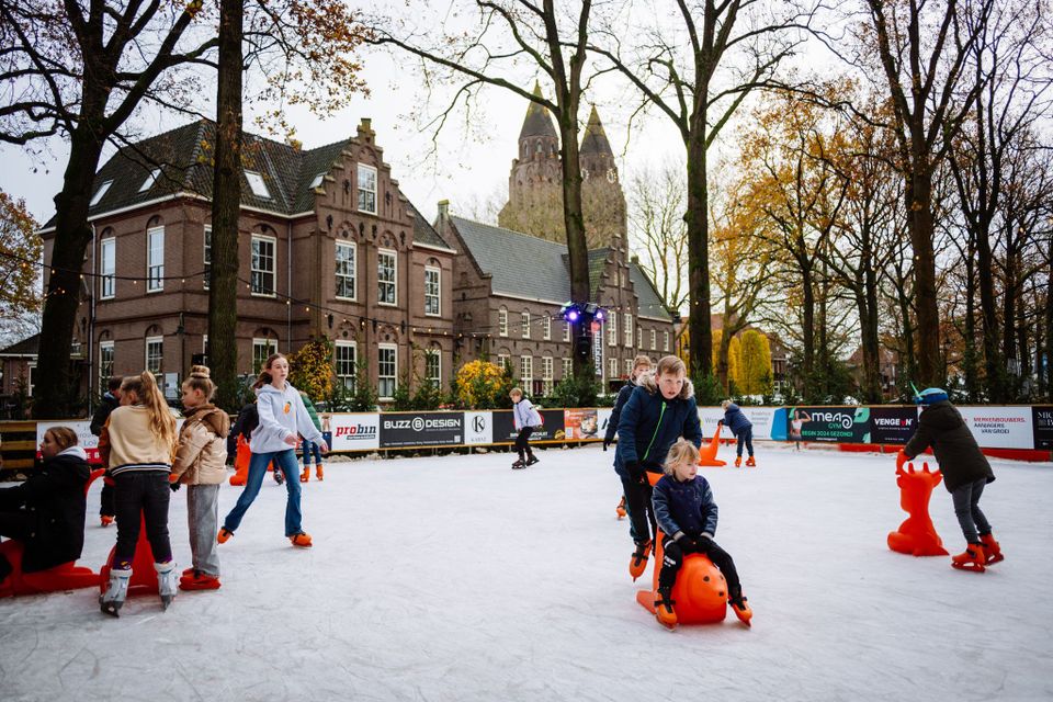 Schaatsers op de ijsvloer
