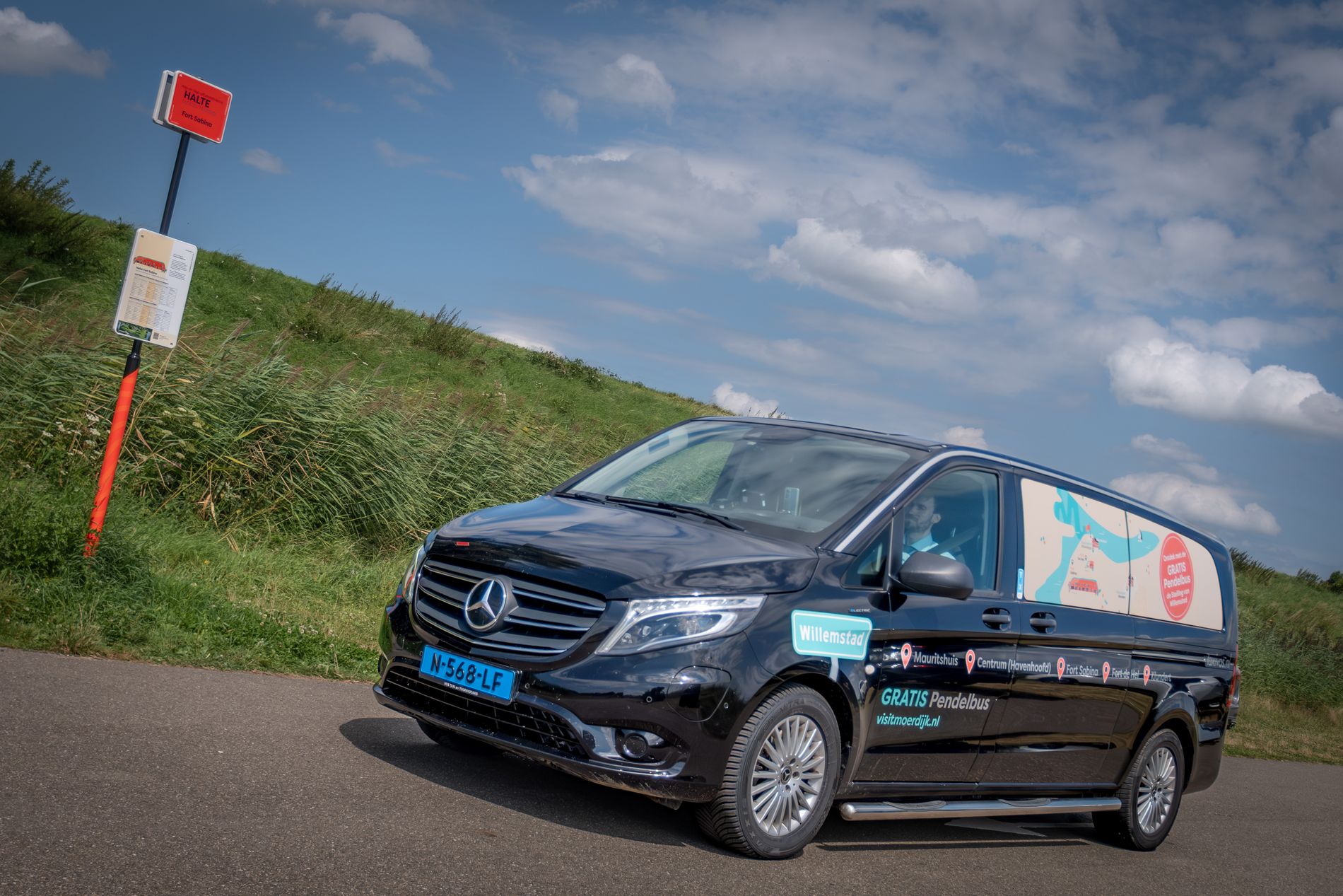 Foto van de pendelbus Stelling van Willemstad