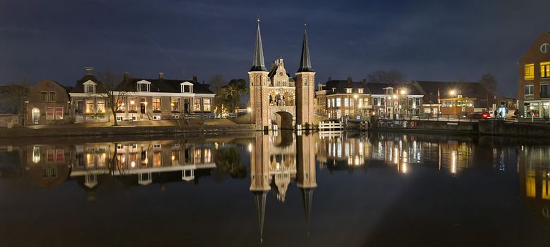 Waterpoort Sneek verlicht in de avond