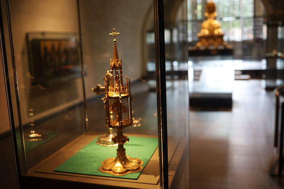 Schatkamer Sint Servaas basiliek Maastricht interieur schatkamer vitrine met relikwie