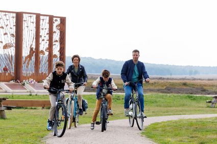 fietsers bij landmark vensters op het verleden