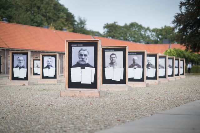 Borden met foto's op het terrein van het Gevangenismuseum Veenhuizen.