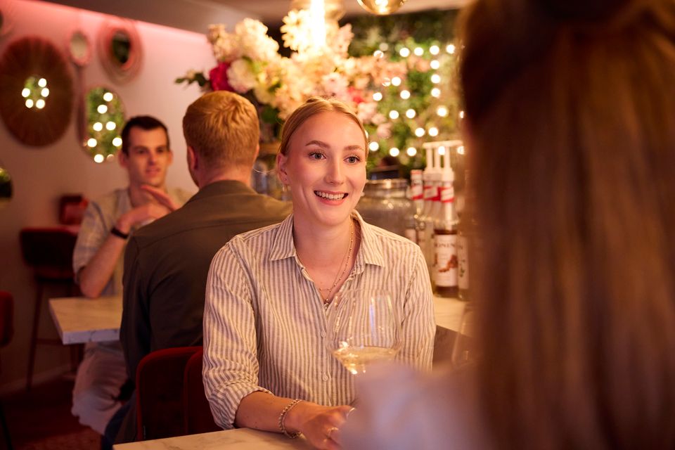 2 vriendinnen aan het borrelen