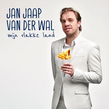 Jan Jaap van der Wal met puntzak patat in zijn hand