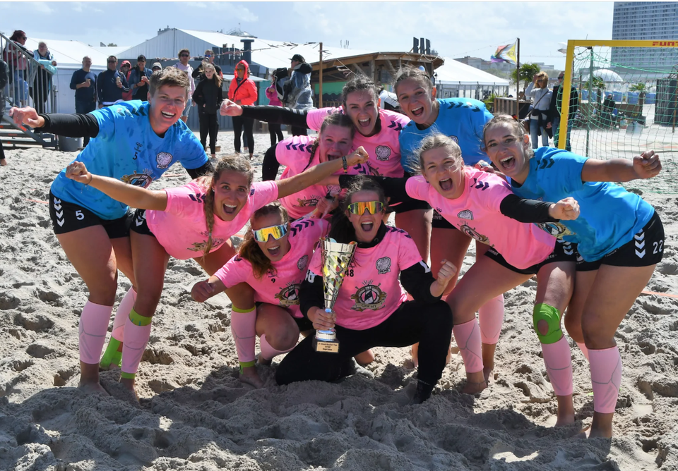 Een team die gewonnen heeft met beach handbal