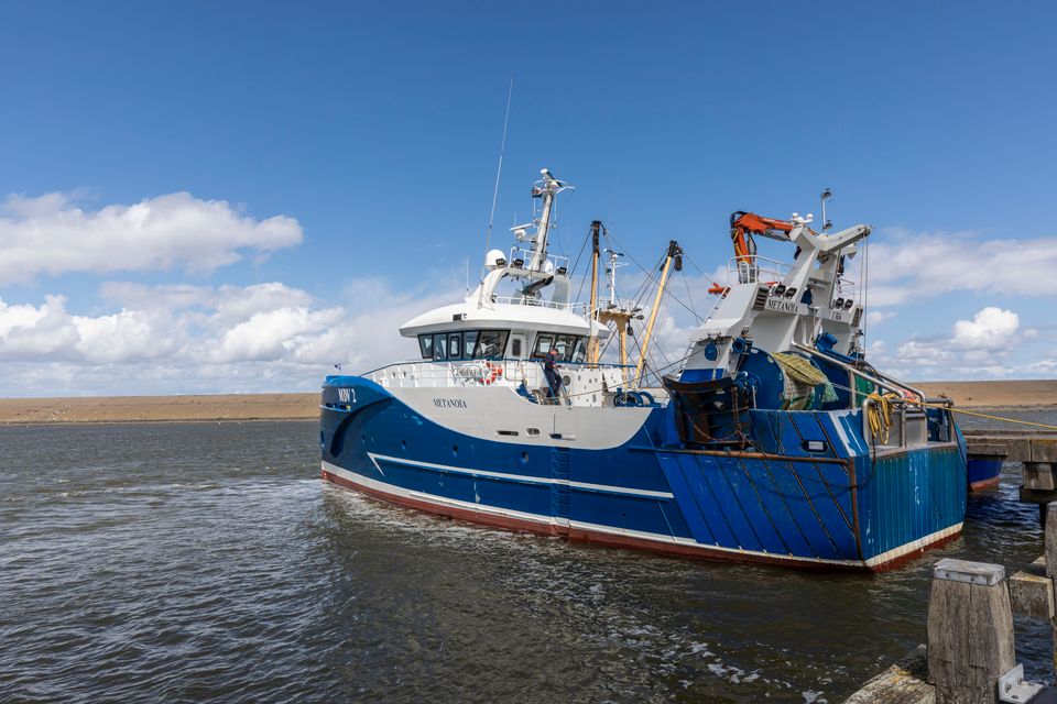 Een varend schip op Urk in Flevoland