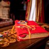 Grote boek van Sinterklaas in de roef van een boeier