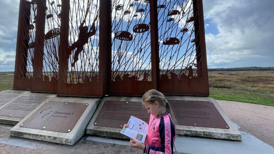 Meisje met Handboek voor Helden voor het Airborne Landmark