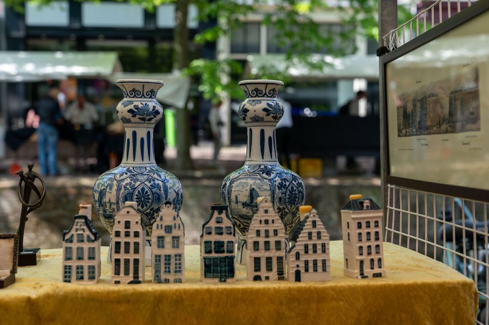 Kraampje met antiekspulletjes op de antiekmarkt in Delft