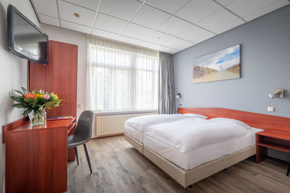 Alle tweepersoonskamers zijn voorzien van flatscreen televisie, bureau met zitje en gratis Wi-Fi. De badkamers zijn standaard voorzien van douche, toilet en föhn. De kamers worden dagelijks schoongemaakt en voorzien van schone handdoeken (indien gewenst).